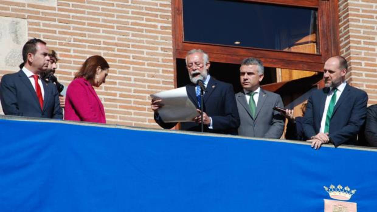 El alcalde de Talavera durante la lectura del pregón en la plaza del Pan