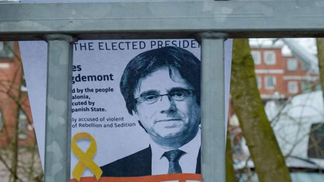 Cartel alusivo al expresidente catalán Carles Puigdemont en las puertas de la prisión de Neumünster