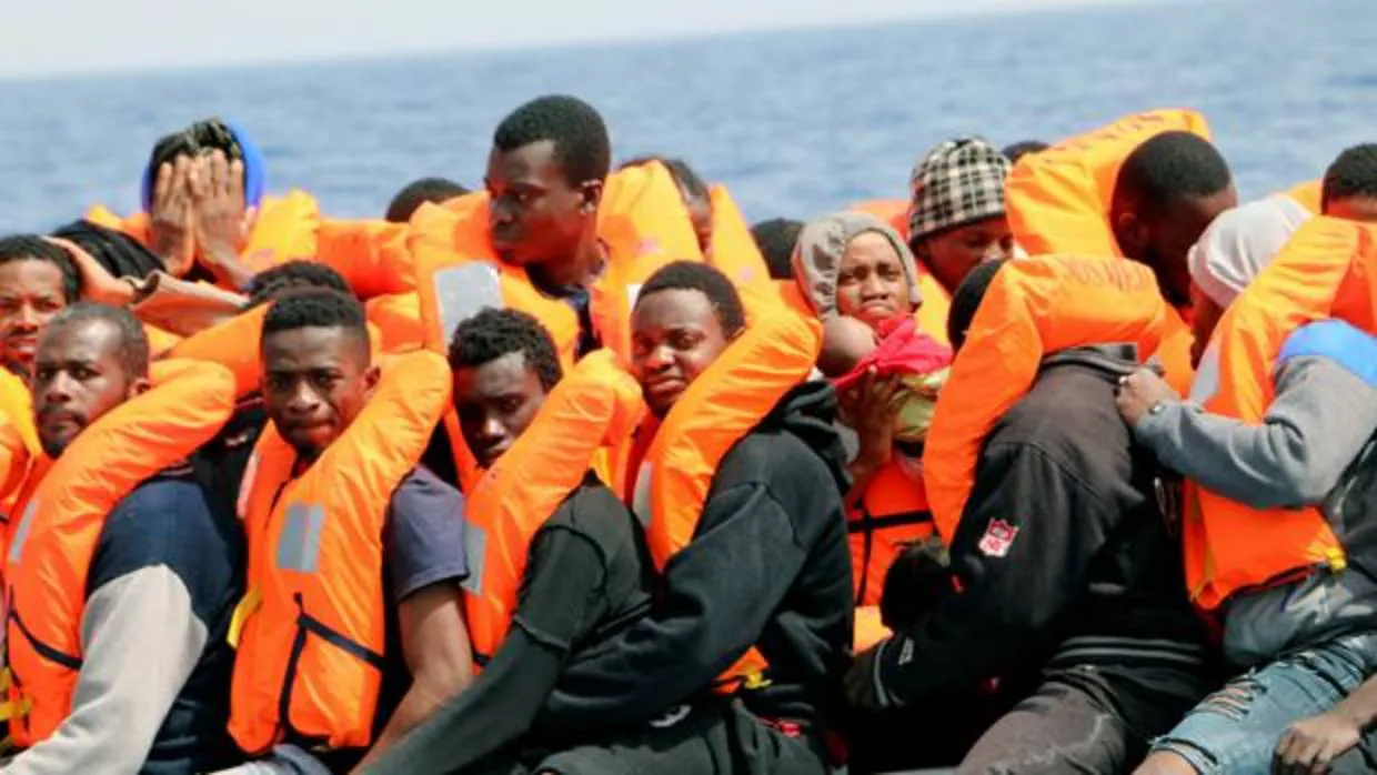 Rescatados 38 inmigrantes a bordo de una patera en aguas del Estrecho