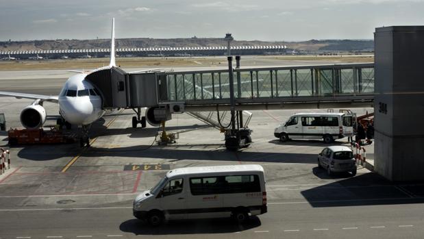 Muere un operario de Barajas al volcar su camión en un carril del aeropuerto