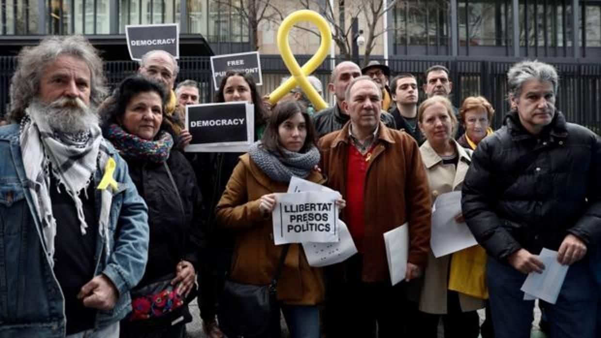 Miembros de Madrileños por el Derecho a Decidir, ayer, frente a la Embajada alemana en España