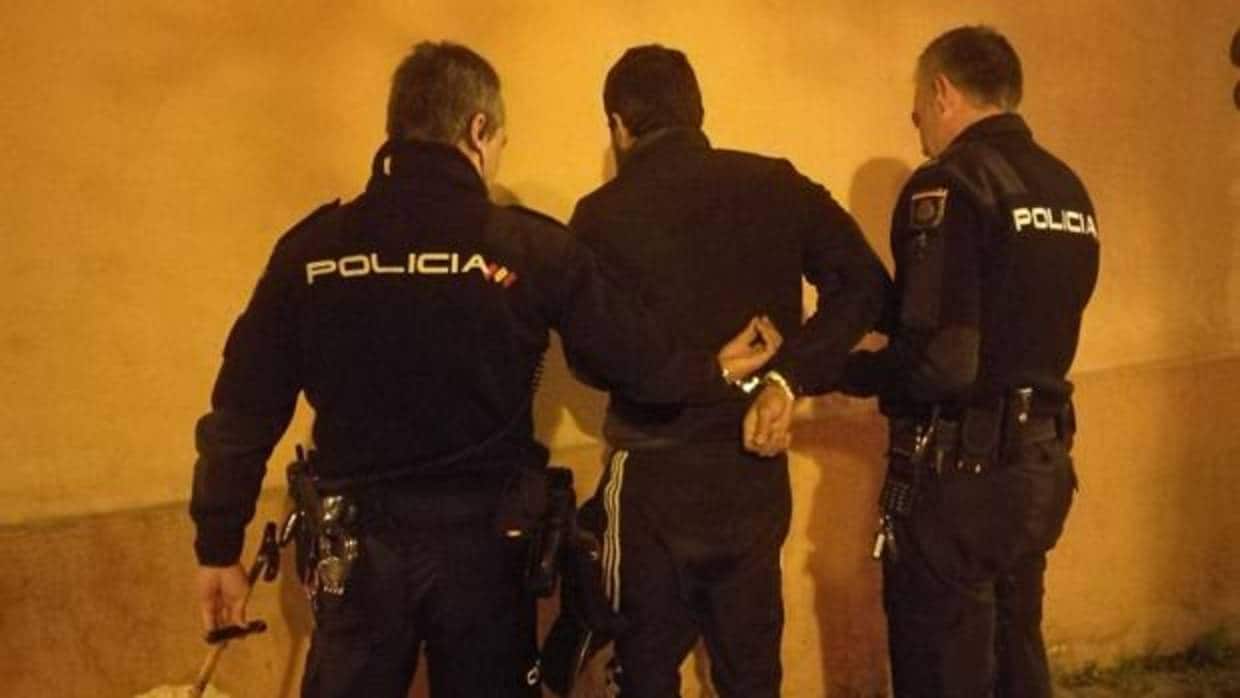 Los agentes de Policía detienen al hombre de 33 años en un barrio de Valencia
