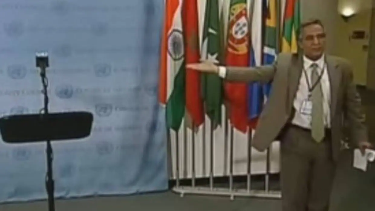 Bujari Ahmed en la sede de la ONU antes de dar una rueda de prensa