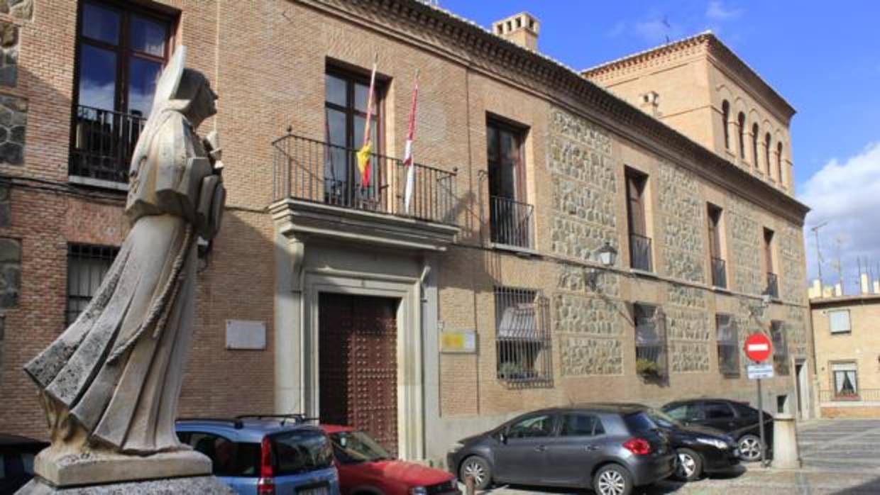 El Palacio que acoge la sede del Ministerio de Fomento en Toledo está situado en la plaza de Santa Clara