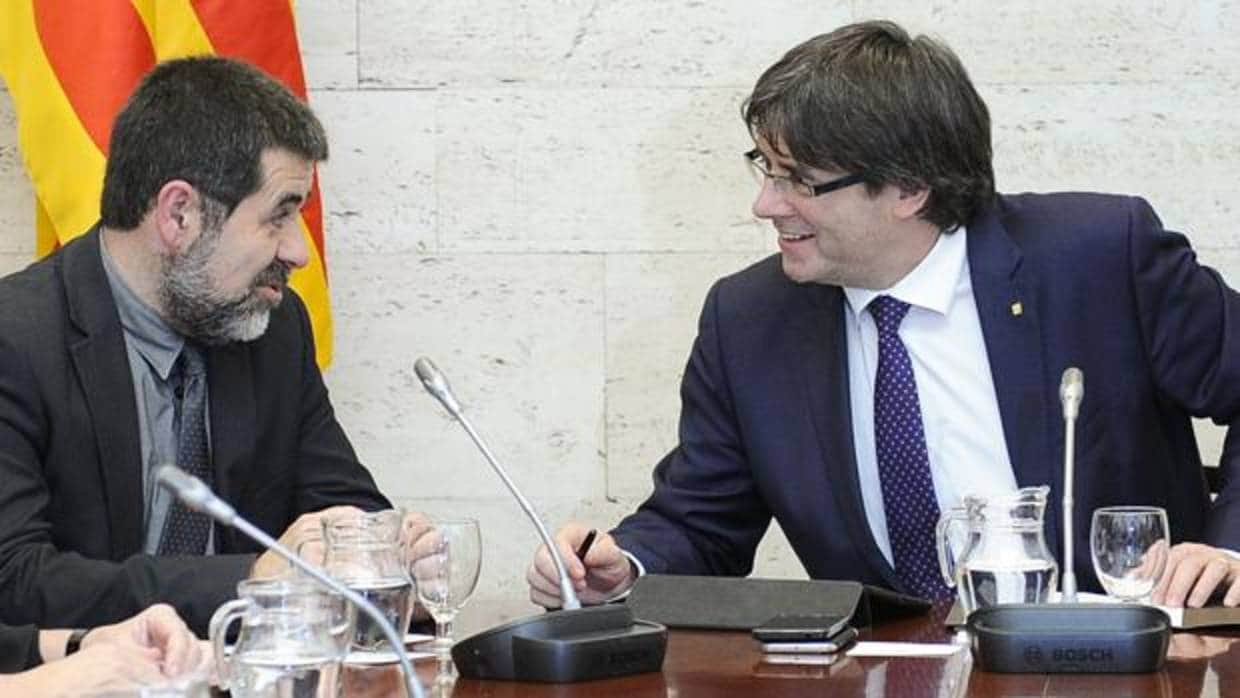 El expresidente catalán y el antiguo líder de la ANC en el Palau de la Generalitat