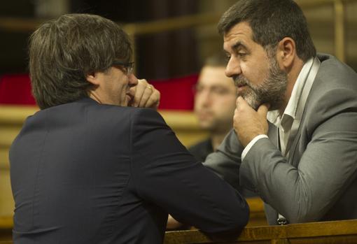 Carles Puigdemont y Jordi Sànchez en el Parlament