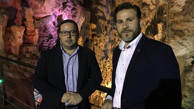 El senador Almodóbar y el diputado provincial alicantino Alejandro Morant, en las Cuevas de Canelobre