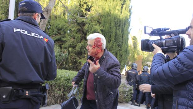 Un agricultor herido en una protesta por los daños de la plaga los conejos