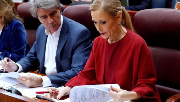 Cifuentes tacha de «circo» el discurso de Podemos y acusa a PSOE y Cs de traer «el guión escrito»