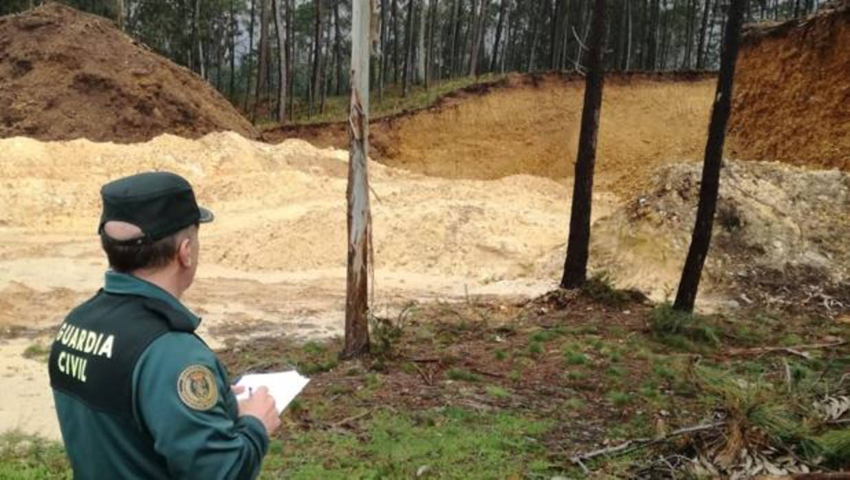 Un agente observando el corrimiento de tierras en el entorno de la Mina de Medas