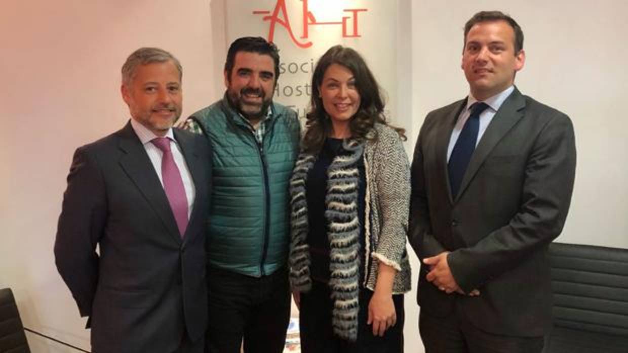 El presidente de los hosteleros Tomás Palencia con el consejero Delegado, Erwan de la Villeón y el director Administrativo y Financiero, José Ramón Molinero, acompañado de Cuca Díaz, miembro del Comité Ejecutivo