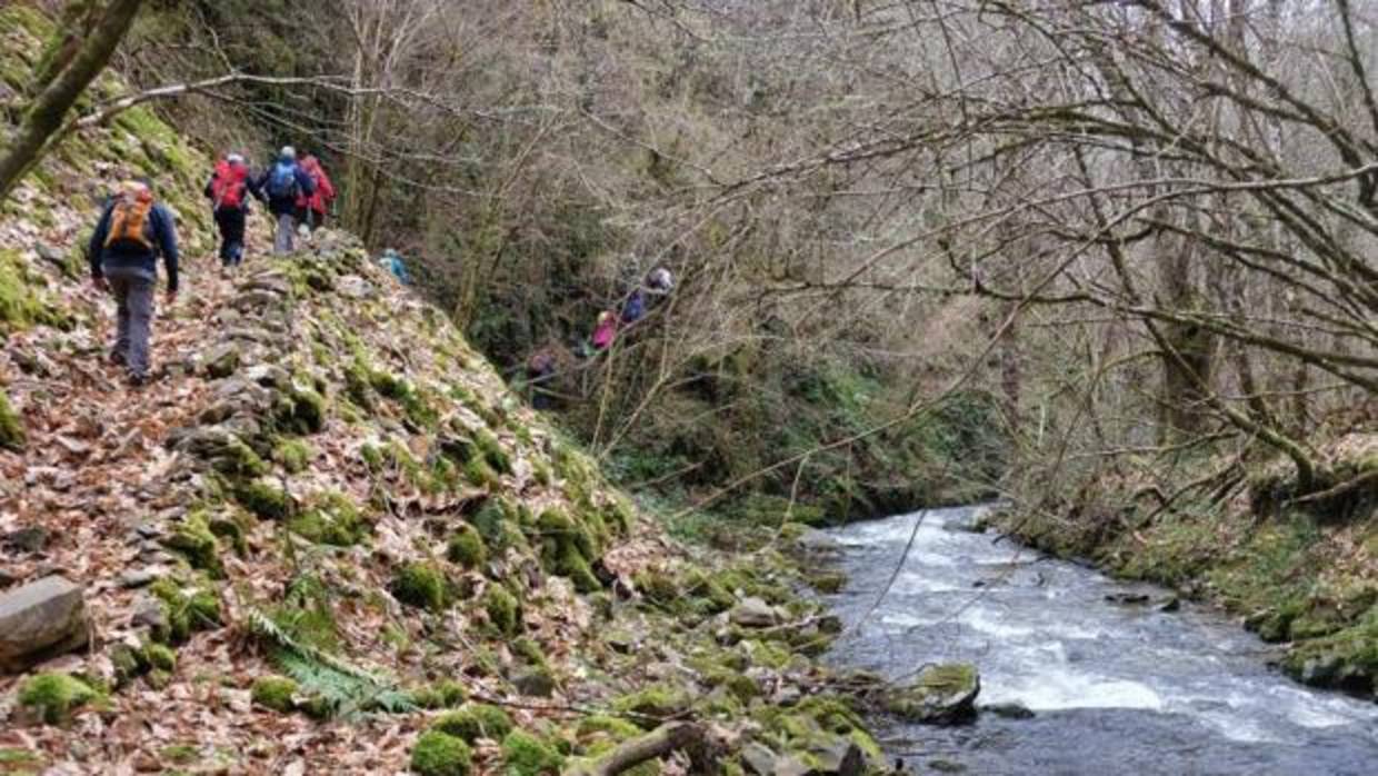 Turistas realizando una ruta de senderismo en A Fonsagrada, Lugo