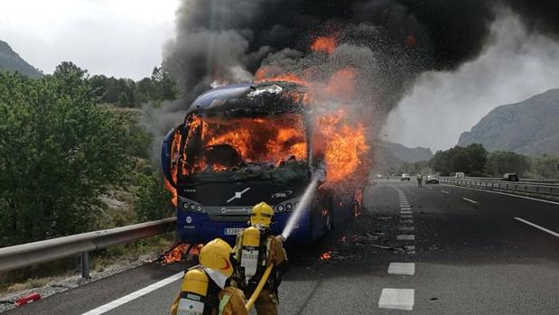 Ileso el conductor de un autocar calcinado por un incendio en la autopista en Benissa