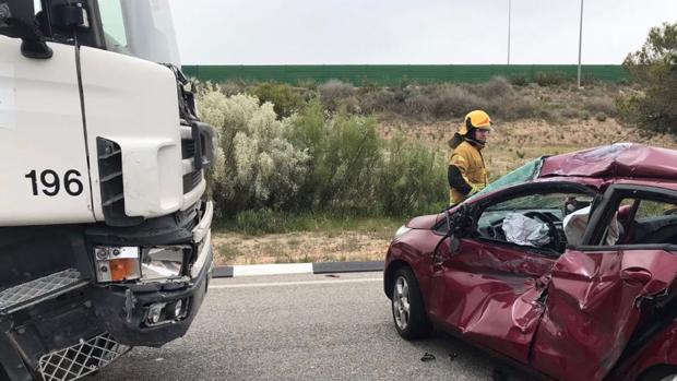 Rescatadas tres mujeres atrapadas en su coche tras chocar con un camión en Alicante