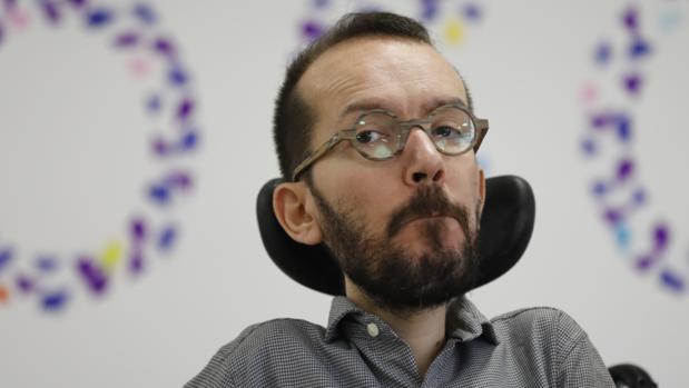 Echenique: «En el PP se le puede dar un beso a Cifuentes un día y al siguiente dejarla caer»