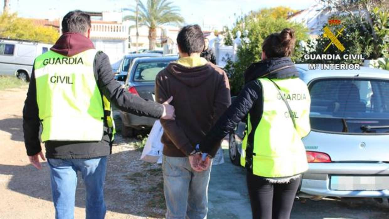 Imagen de la detención de uno de los hermanos acusados de corrupción de menores en Torrevieja, Alicante