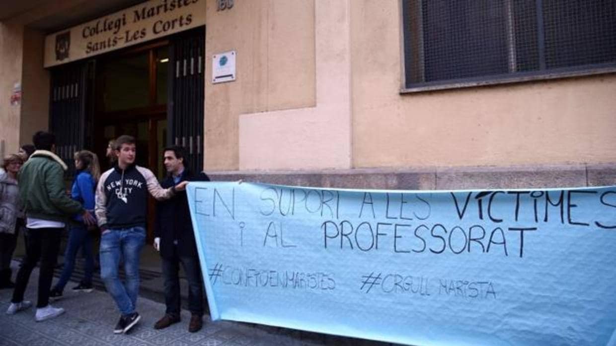 Manifestación frente a un Colegio Marista de Cataluña hace dos años en apoyo a las víctimas