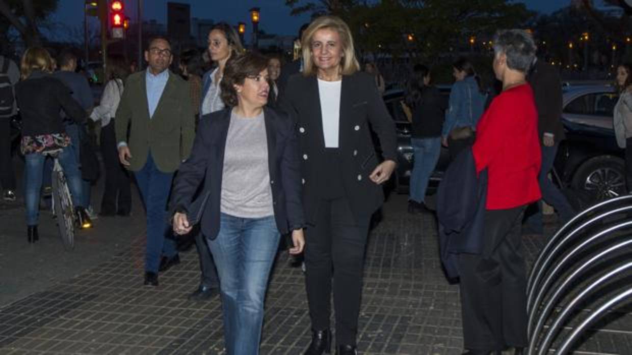 Soraya Sáenz de Santamará y Fátima Báñez, en Sevilla