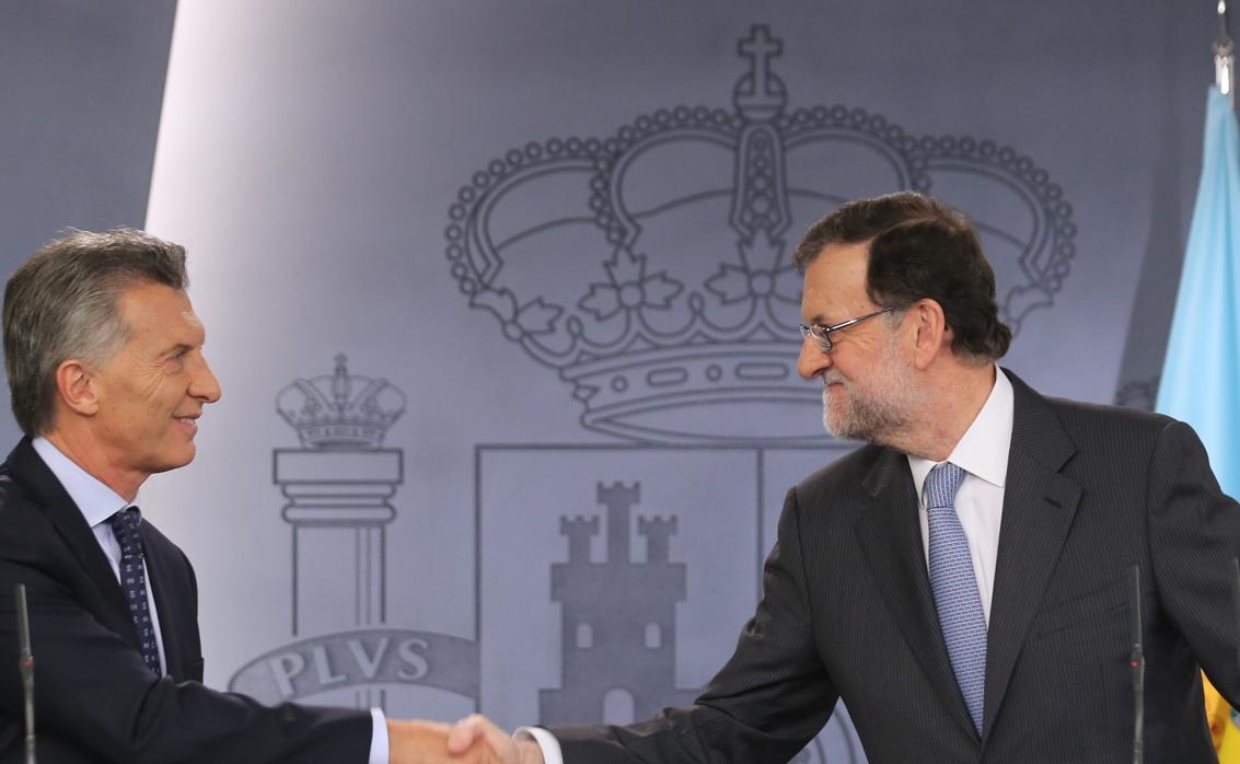 Apretón de manos entre Macri y Rajoy en febrero de 2017 en un acto en La Moncloa