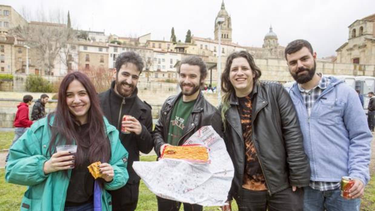 Varios jóvenes en la celebración del Lunes de Aguas en Salamanca