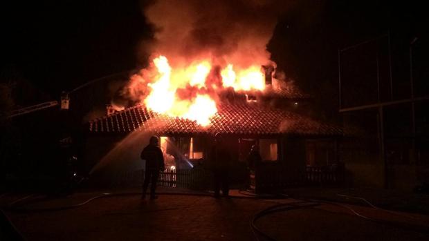 Una persona en estado crítico y tres heridos leves en un incendio en Riolobos (Cáceres)