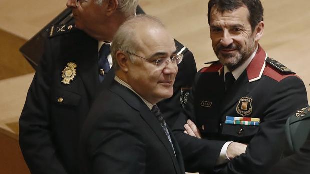 El juez Llarena y el jefe de los Mossos d'Esquadra, juntos en la entrega de despachos judiciales