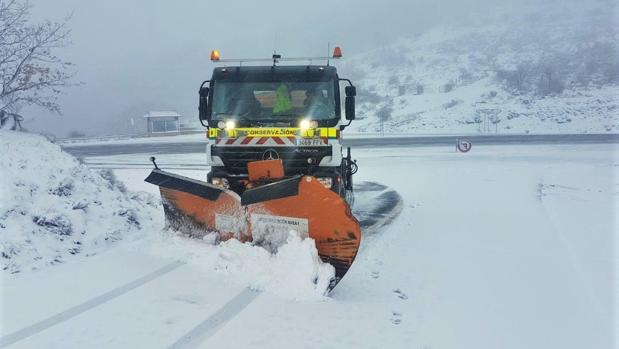 Afectados por la nieve más de 250 kilómetros de las carreteras de Ávila