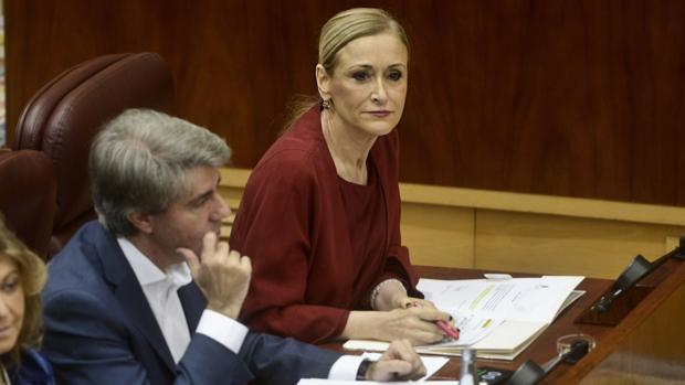 Cifuentes rectifica y anuncia que acudirá hoy a recoger un premio de la AVT