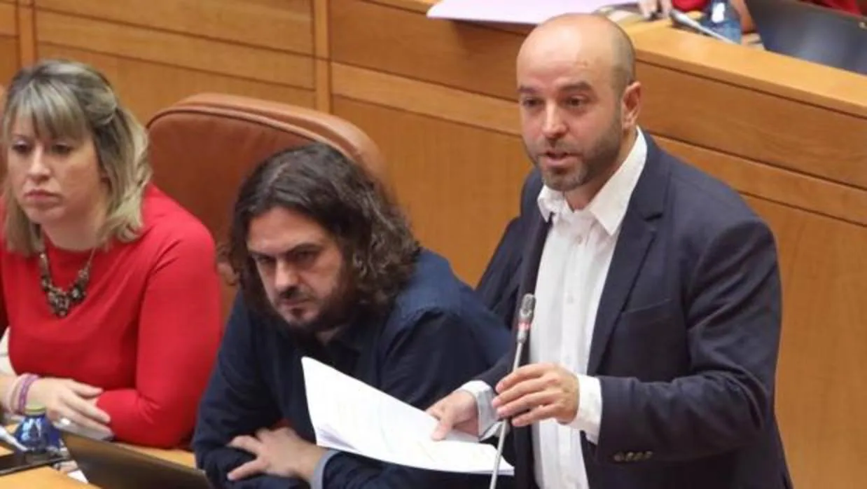 Luís Villares durante una sesión de control en el Parlamento gallego