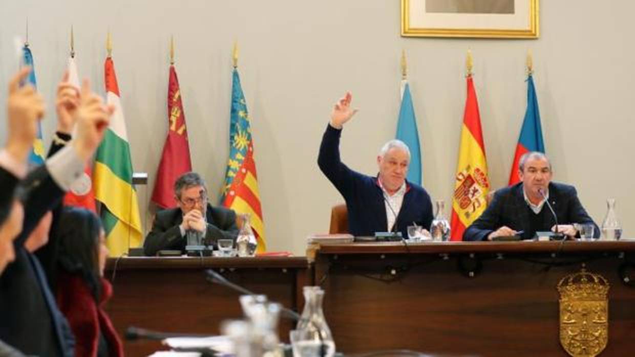 El alcalde de Becerreá votando con el PP durante el últimio pleno provincial