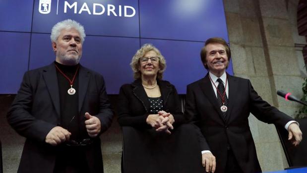 Carmena da a Almodóvar y Raphael sus títulos de hijos adoptivos de Madrid