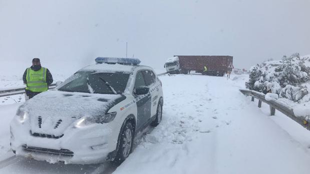 La nieve corta varias carreteras en Aragón y atasca a cientos de vehículos