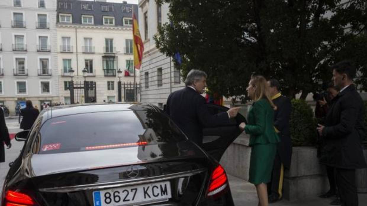 Antonio Tajani se despide de Ana Pastor y abandona el Congreso en un coche de Cabify, este miércoles