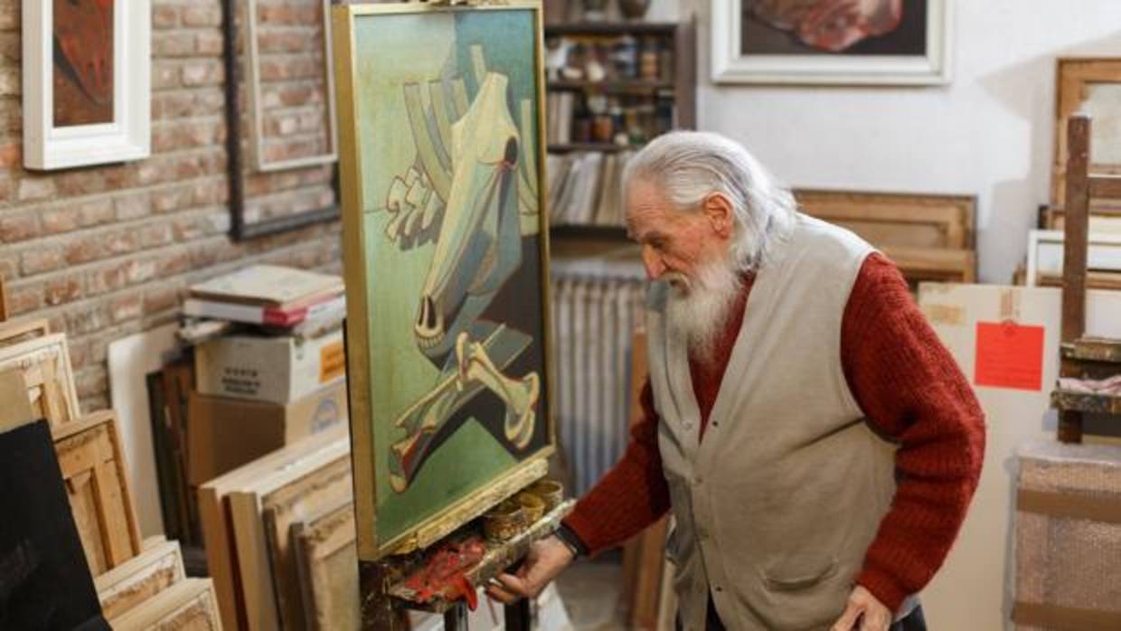 El pintor Félix Cuadrado Lomas en su estudio