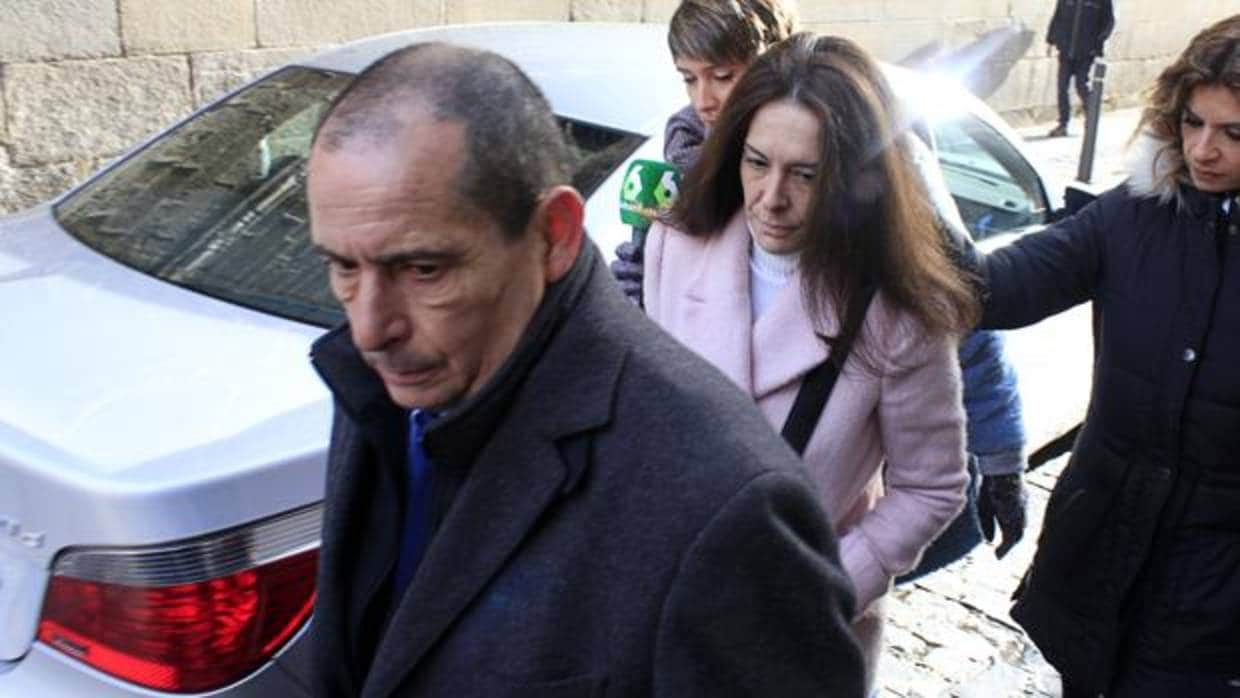 Alejandra Fernández, con un abrigo rosa, llega a la Audiencia de Toledo acompañada de su abogado