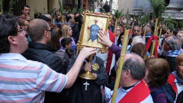 Los alicantinos preparan las cañas de romero y el blusón para la romería de la Santa Faz