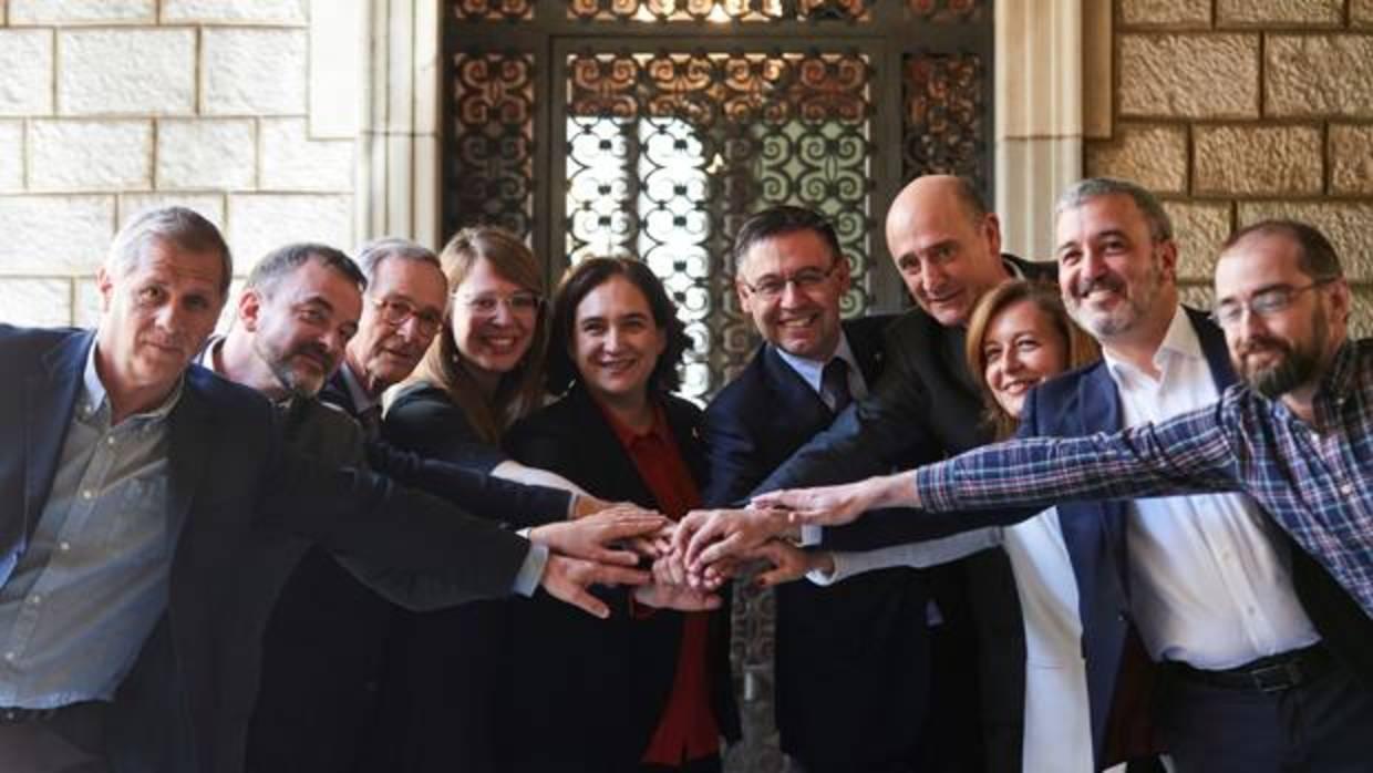 Colau y Bartomeu posan junto a representantes de todos los partidos políticos menos la CUP