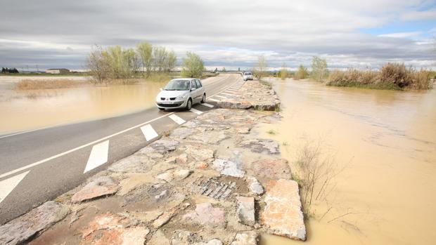 El Ebro, desbocado, ya supera los ocho metros de altura a su paso por Aragón