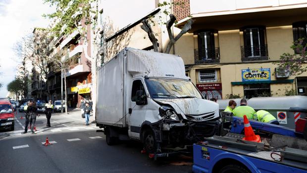 Siete heridos leves al perder sus frenos un camión en el centro de Barcelona