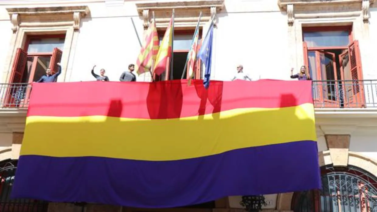 Compromís desafía la ley al exhibir en Sagunto una bandera de la república al son del himno de Riego