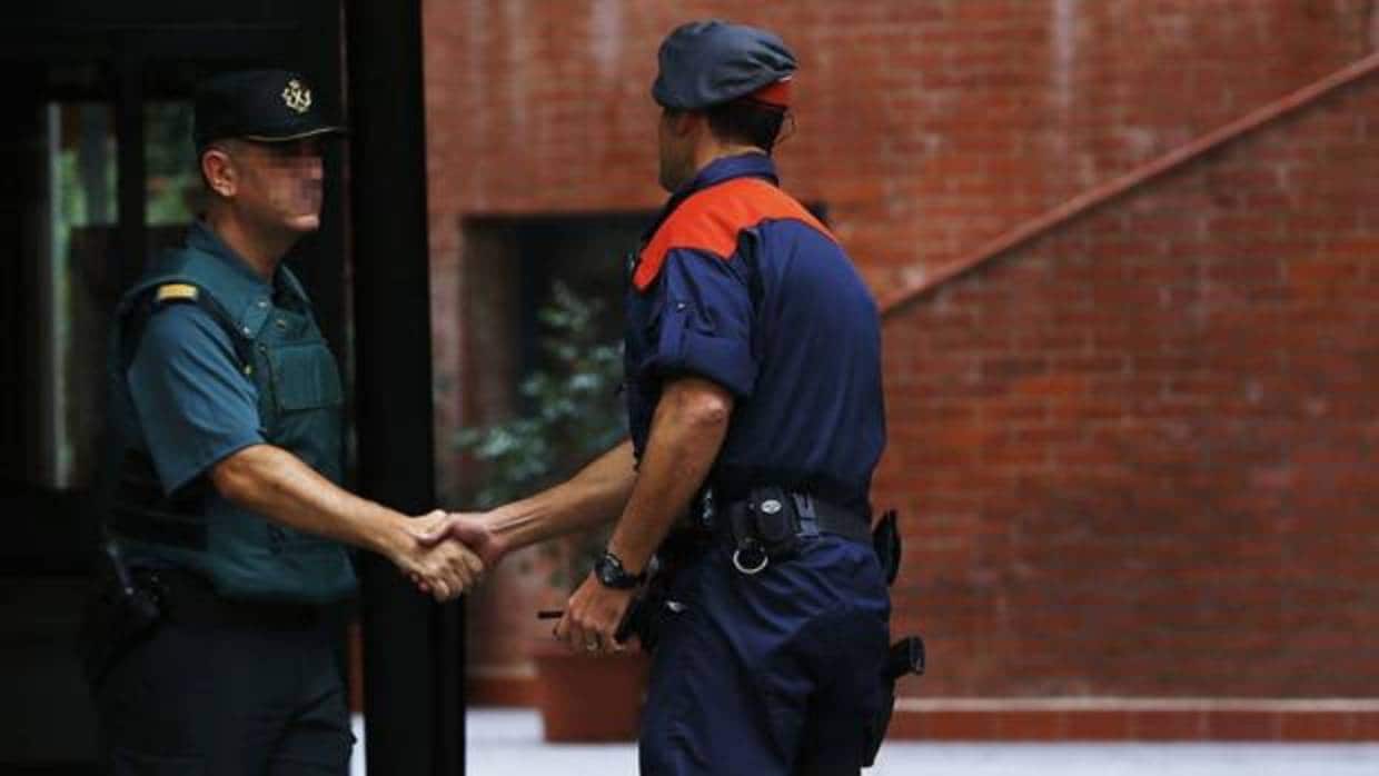 Un Mosso saluda a un agente de la Guardia Civil en Cataluña