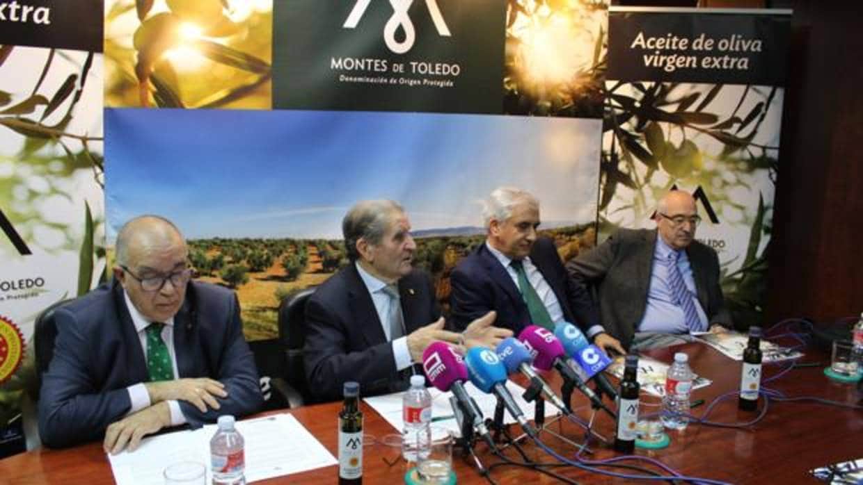 Andrés Gómez Mora, junto a Aniceto Gómez, Enrique García y Gregorio Gómez, ayer, en rueda de prensa