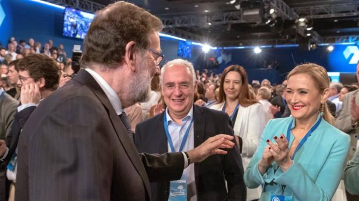 Rajoy saluda a Cifuentes en la convención pasada de Sevilla