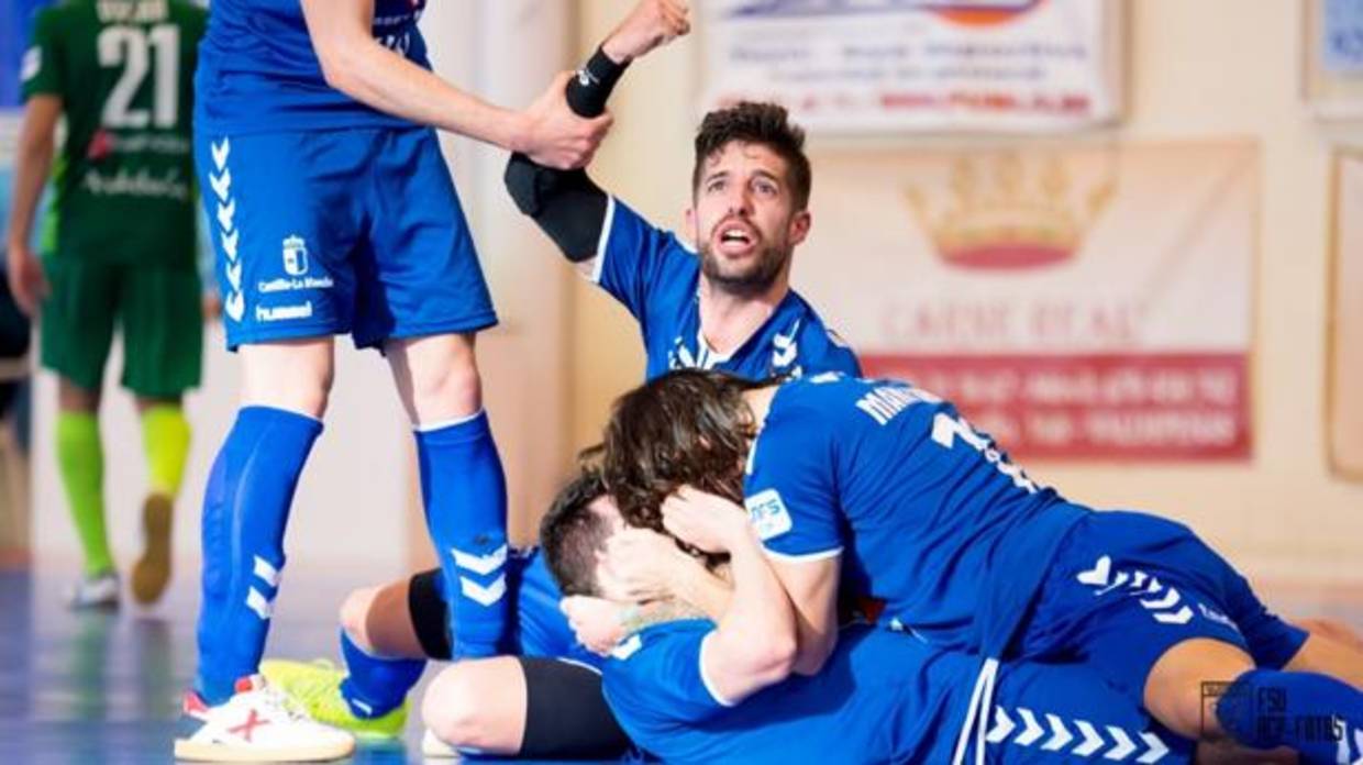 Los jugadores del equipo de la ciudad del vino se abrazan ayer tras uno de los goles conseguidos