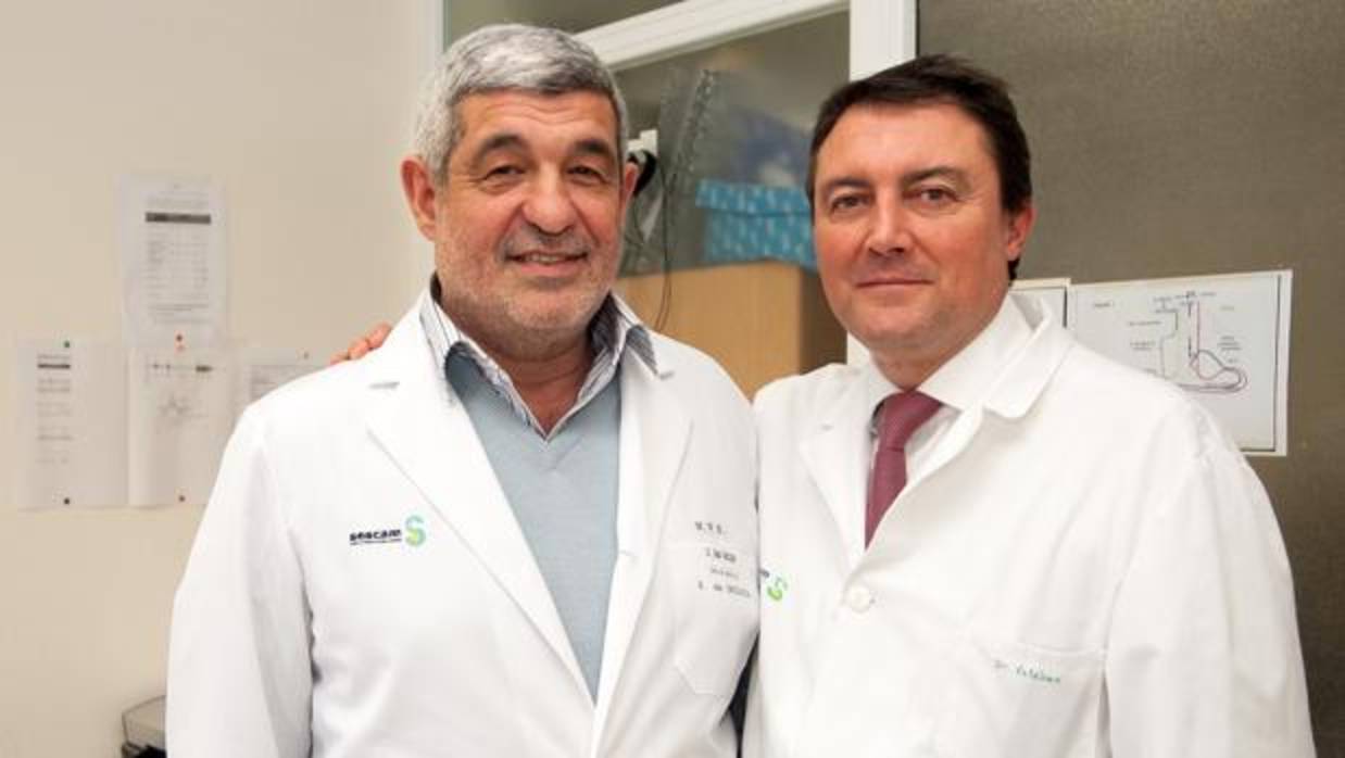 El doctor Antonio Gómez junto a su colega Manuel Esteba, jefe del Servicio de Urología del Hospital de Parapléjicos