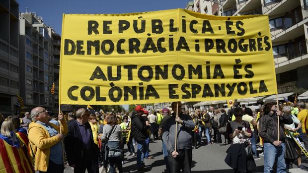 Miles de personas se manifiestan en Barcelona exigiendo la libertad de los acusados por rebelión