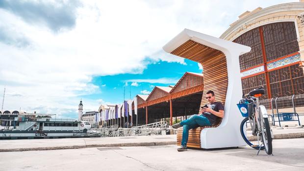 La Marina de Valencia instala un banco solar con wifi y cargador de teléfonos móviles
