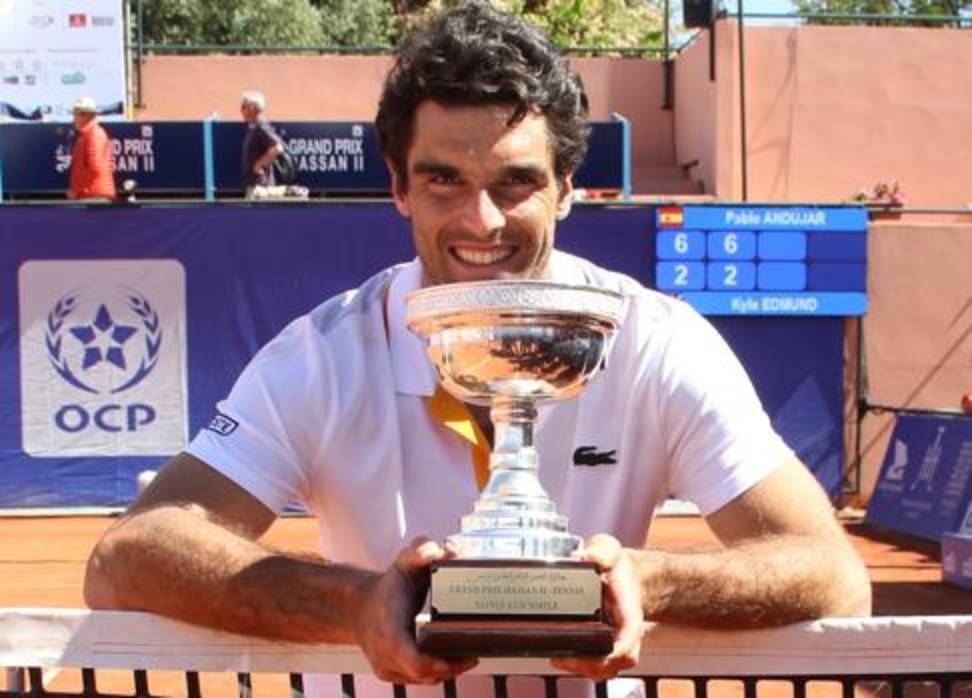 Pablo Andújar posa con el trofeo de ganador del ATP 250 de Marrakech