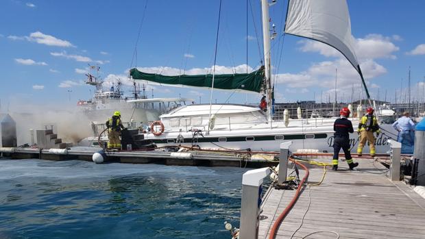 Un incendio quema un catamarán en el puerto de Alicante