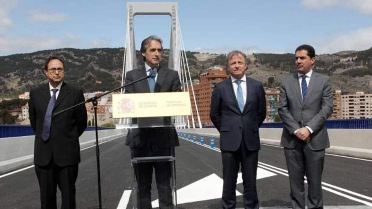 El ministro de Fomento junto al delegado del Gobierno en la Comunidad Valenciana y el alcalde de Alcoy, este lunes en la reapertura del puente Fernando Roig